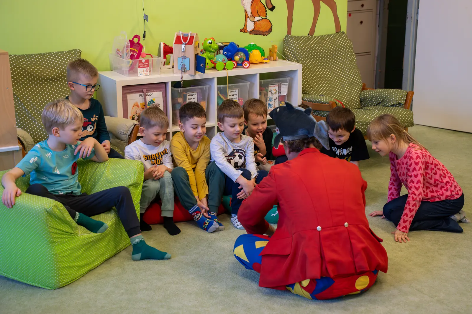 Deti sa smejú počas oslavy