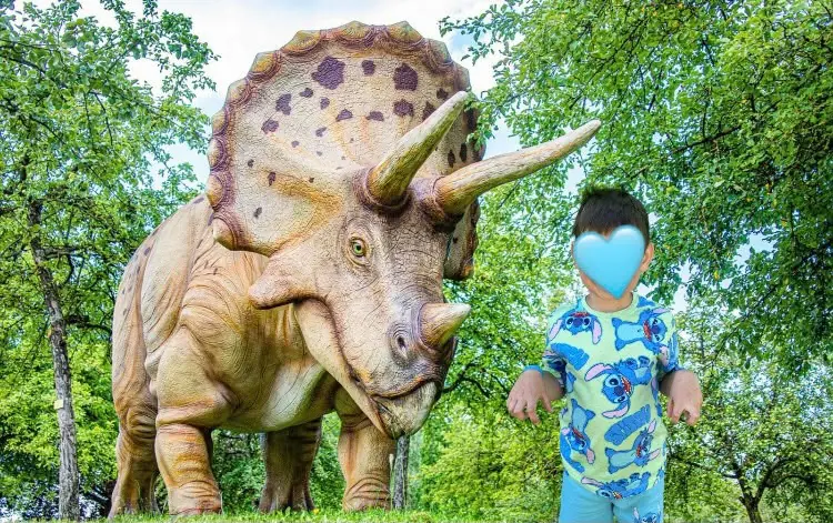 Chlapec pri dinosaurovi