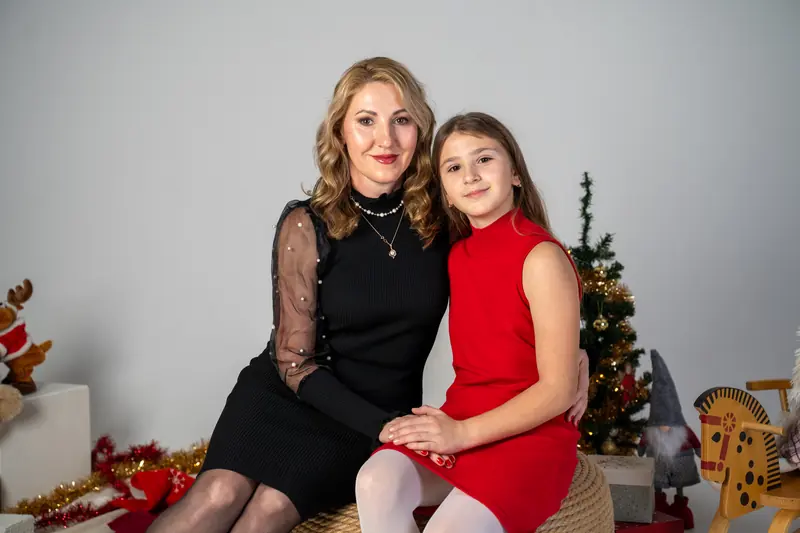 Mama a dcéra počas vianočného fotenia